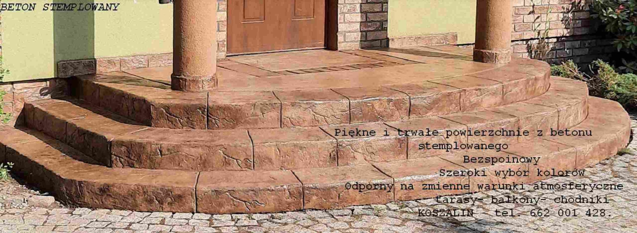 Schody wejściowe do budynku w Koszalinie wykończone betonem stemplowanym w odcieniach brązu, imitującym kamień, z kolumnami po bokach.