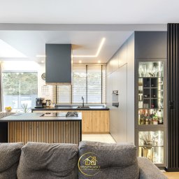 MYSprojekt Marek Myszkowski - Realizacja domu w Skrzeszewie. Nowoczesne wnętrze, w którym elegancja spotyka się z funkcjonalnością.