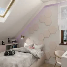 Pokój na poddaszu ze skośnym sufitem, łóżkiem, biurkiem i dekoracyjnymi panelami ściennymi w kształcie heksagonów. Widoczne okno dachowe z roletą oraz okno na ścianie z widokiem na zimowy las.