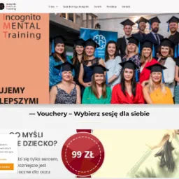 Grupa absolwentów Incognito Mental Training w czapkach akademickich pozuje do zdjęcia z logotypem firmy w tle.
