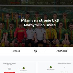 initSoft - Strona internetowa klubu sportowego UKS Maksymilian Cisiec, prezentująca zdjęcie drużyny piłkarskiej na tle boiska i menu nawigacyjnego, z logotypami partnerów na dole strony.