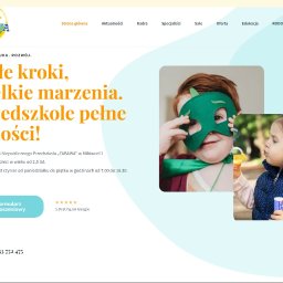 initSoft - Zrzut ekranu strony internetowej przedszkola z motywem zabawy, prezentujący uśmiechniętego chłopca w masce superbohatera i dziewczynkę dmuchającą bańki mydlane, z widocznymi elementami...