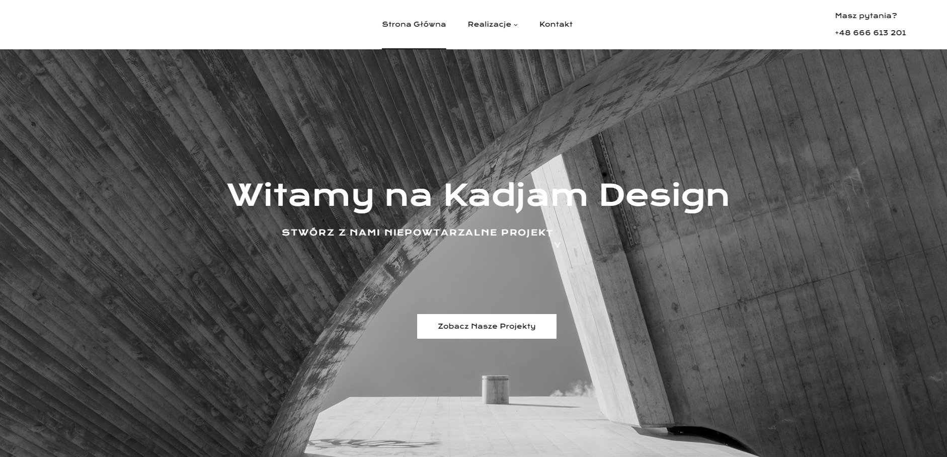 Strona internetowa Kadjam Design z abstrakcyjnym tłem betonowej konstrukcji architektonicznej w czerni i bieli.