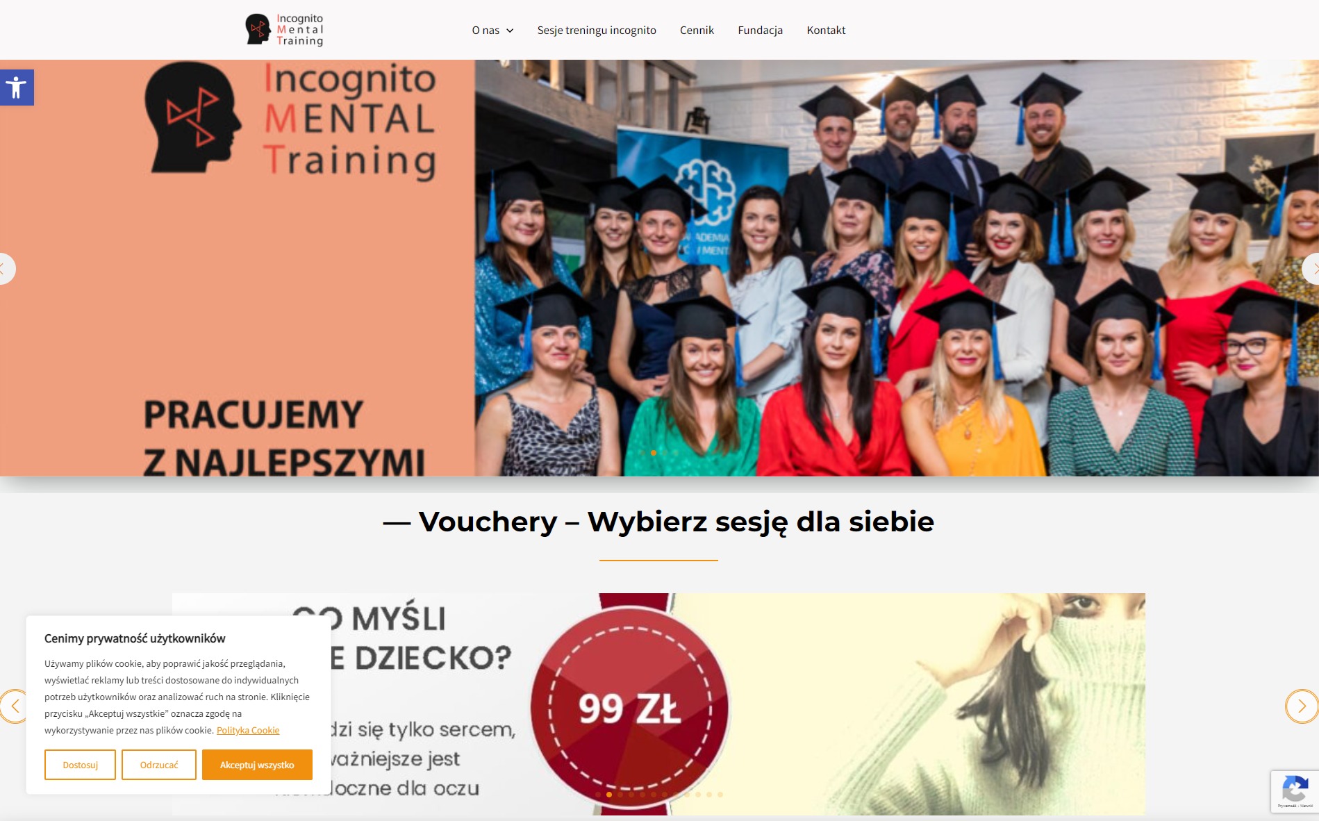 Grupa absolwentów Incognito Mental Training w czapkach akademickich pozuje do zdjęcia z logotypem firmy w tle.