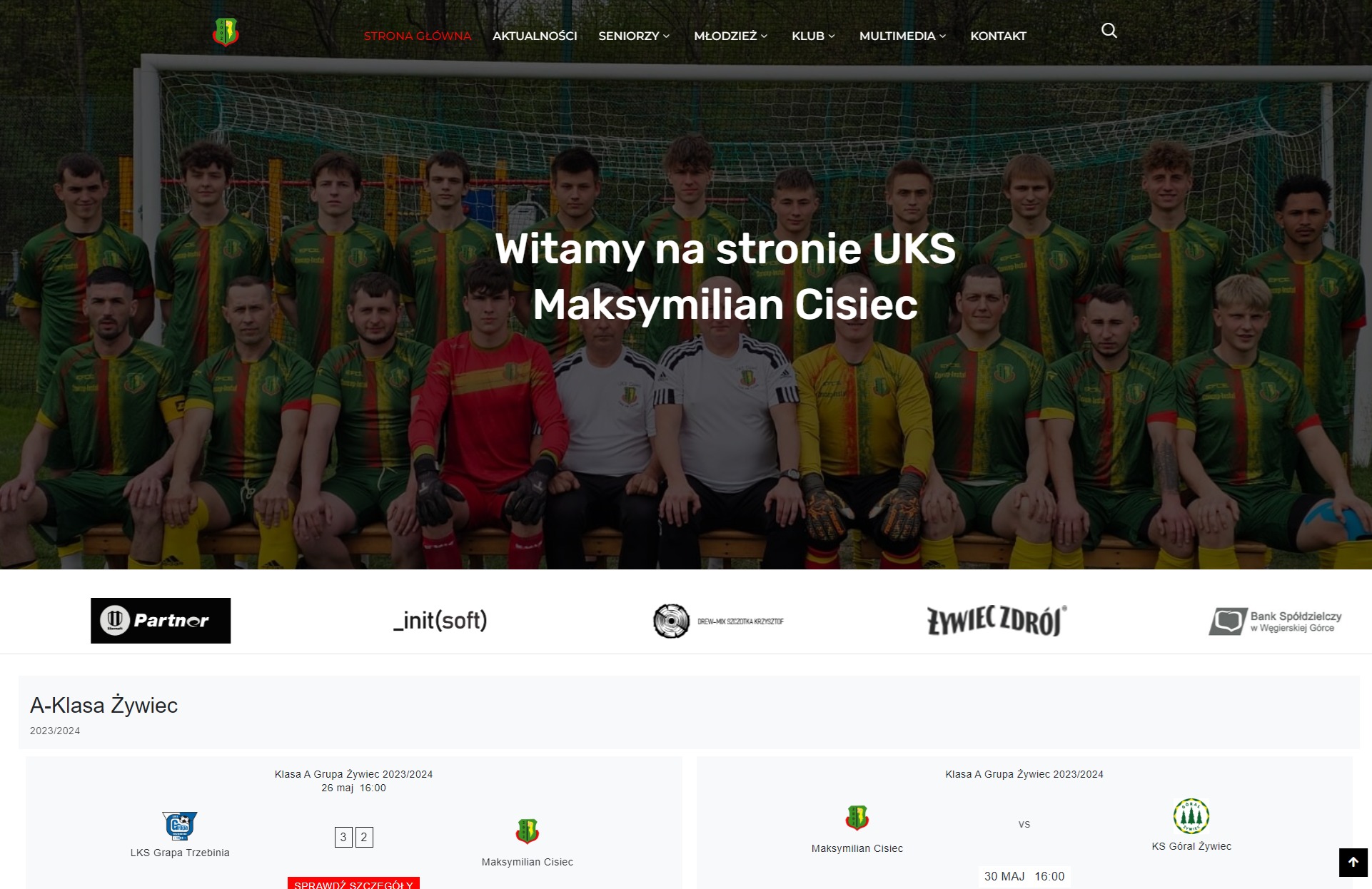 Strona internetowa klubu sportowego UKS Maksymilian Cisiec, prezentująca zdjęcie drużyny piłkarskiej na tle boiska i menu nawigacyjnego, z logotypami partnerów na dole strony.