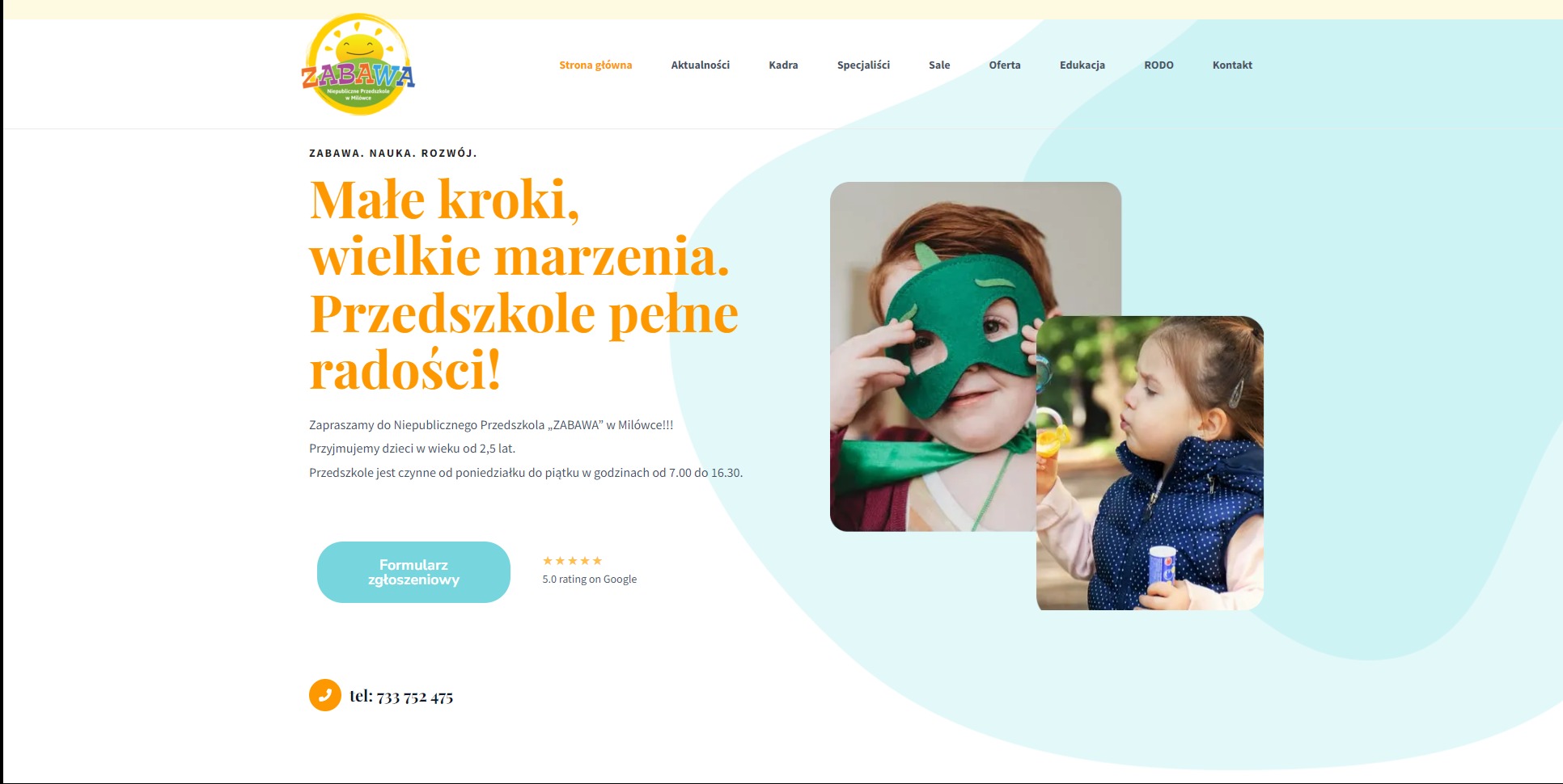 Zrzut ekranu strony internetowej przedszkola z motywem zabawy, prezentujący uśmiechniętego chłopca w masce superbohatera i dziewczynkę dmuchającą bańki mydlane, z widocznymi elementami...