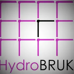 Logo HydroBRUK: Fioletowe elementy kostki brukowej tworzą siatkę, z jednym czarnym elementem. Nazwa firmy poniżej w fioletowo-czarnej kolorystyce.