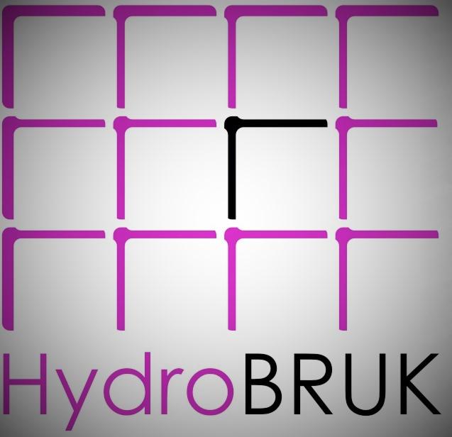 Logo HydroBRUK: Fioletowe elementy kostki brukowej tworzą siatkę, z jednym czarnym elementem. Nazwa firmy poniżej w fioletowo-czarnej kolorystyce.
