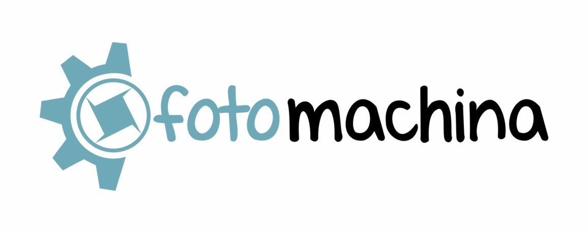 Logo firmy Fotomachina z grafiką koła z wpisanym kwadratem wewnątrz zębatki w kolorze jasnoniebieskim i napisem 'fotomachina' w kolorach jasnoniebieskim i czarnym.