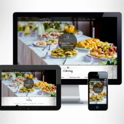 Responsywna strona WWW o cateringu na monitorze, tablecie i smartfonie. Białe tło strony z jedzeniem na stole. Ciemne menu nawigacyjne u góry. Nowoczesny design.