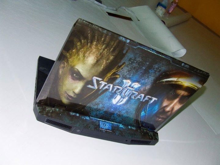 Laptop z grafiką StarCraft II, unikalny wzór, personalizacja obudowy, widoczny detal powierzchni, kreatywny design.