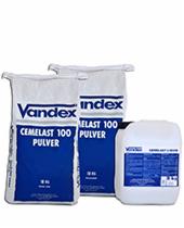 Dwa worki i kanister z zaprawą uszczelniającą Vandex Cemelast 100 Pulver, na białym tle. Produkty w niebiesko-białej kolorystyce, widoczne etykiety i gramatura.