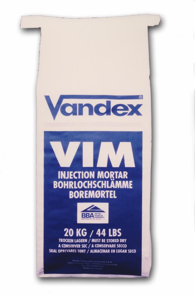 Worek z zaprawą iniekcyjną Vandex VIM, 20 kg. Opis w językach: angielskim, niemieckim, norweskim, hiszpańskim i włoskim. Produkt budowlany do iniekcji.