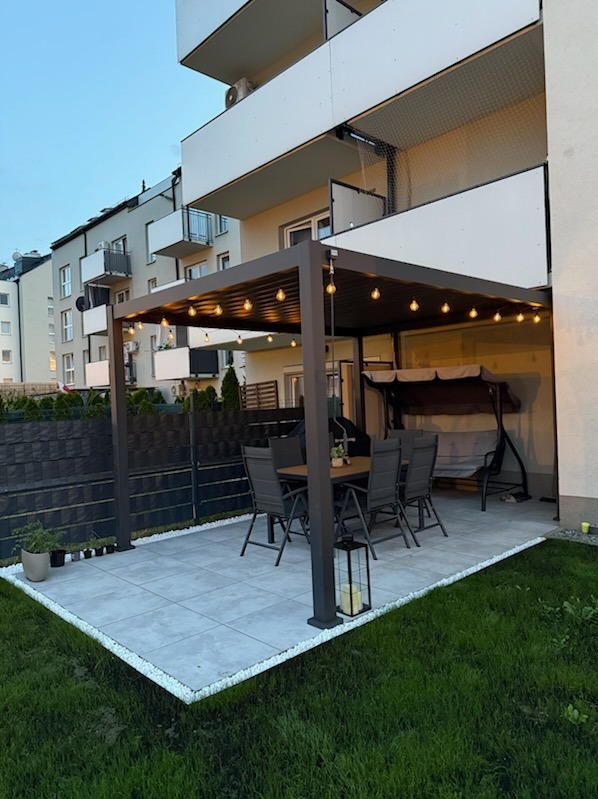 Wykonanie tarasu z płyt gresowych na podbudowie wraz z montażem gotowej pergoli