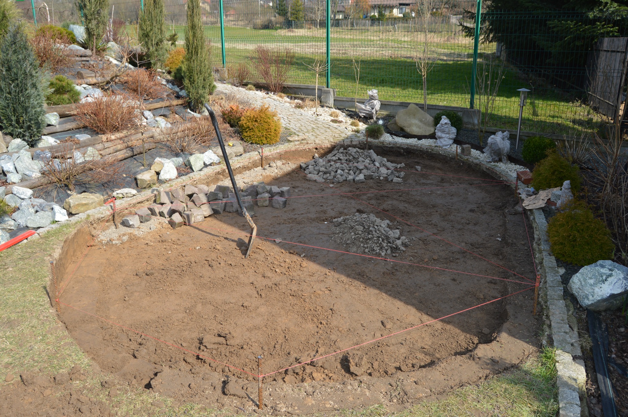 Wykonanie miejsca pod basen z kamienia naturalnego