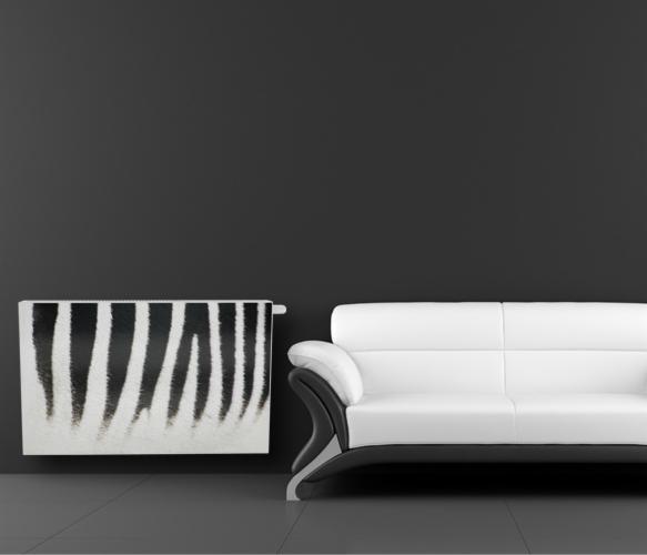 Grzejnik dekoracyjny w zebrę, obok biała sofa na tle ciemnoszarej ściany i podłogi. Minimalistyczne wnętrze z designerskim akcentem.