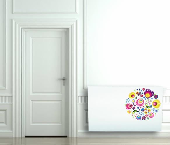 Biały grzejnik z folkowym wzorem kwiatowym na tle białej ściany z drzwiami w klasycznym stylu. Dekoracja wnętrza.