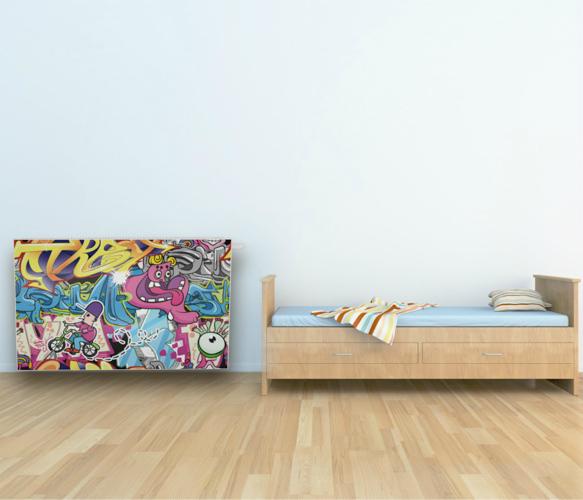 Grzejnik dekoracyjny z graffiti w pokoju dziecięcym, obok łóżka. Kolorowe wzory na białym tle, drewniana podłoga i jasne ściany.