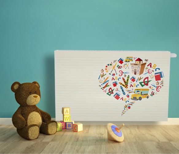Biały grzejnik z dziecięcym motywem naklejki, pluszowy miś, klocki z literami i drewniany bączek na podłodze. Dziecięcy pokój, edukacyjny charakter.