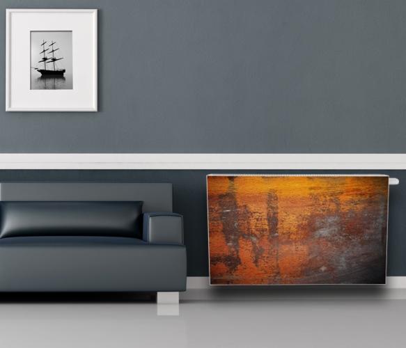 Dekoracyjny panel grzejnikowy z abstrakcyjnym motywem, dopasowany do wnętrza. Obok minimalistyczna sofa i marynistyczny obraz na ścianie.