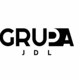 Czarne logo 'GRUPA JDL' na białym tle, z charakterystycznym wycięciem w literze A.