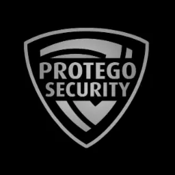 Srebrne logo w kształcie tarczy z napisem PROTEGO SECURITY na czarnym tle. Minimalistyczny design, nowoczesny font.