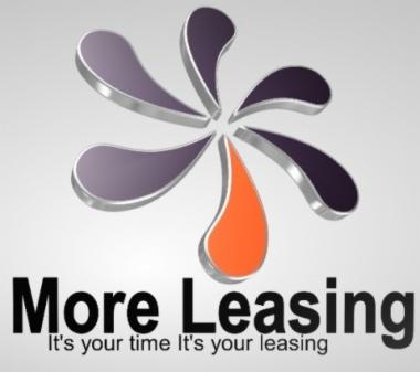 Logo 'More Leasing' z abstrakcyjnym symbolem kwiatu i hasłem 'It's your time It's your leasing' na szarym tle. Grafika w stylu 3D z metalicznymi elementami.