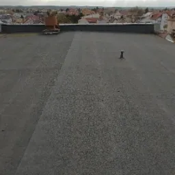 Remont dachu budynku.