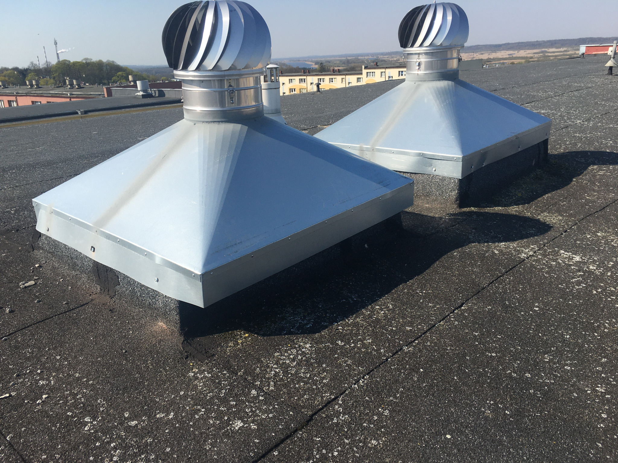 Montaż turbowentów na wentylacji.