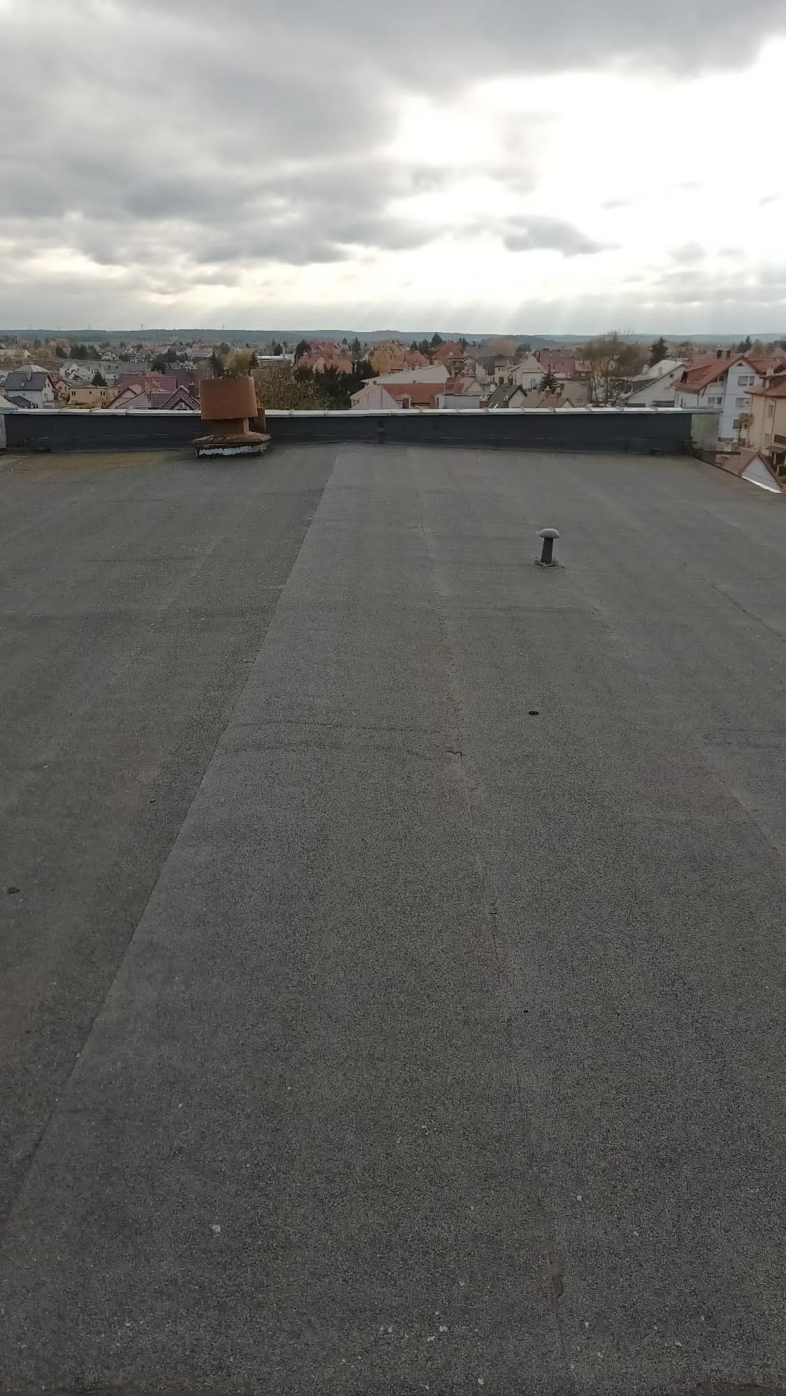 Remont dachu budynku.