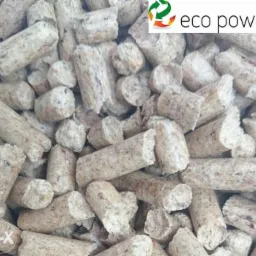 Jasne, cylindryczne brykiety pelletu drzewnego z logo Eco Power w prawym górnym rogu, wypełniające kadr. Widoczne drobne plamki i tekstura drewna.
