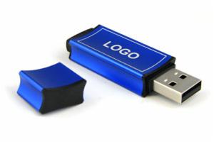 Niebieski pendrive z nadrukowanym słowem 'LOGO' leżący na białym tle obok odłączonej zatyczki.