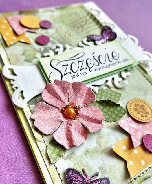 Ręcznie robiona kartka okolicznościowa z napisem 'Szczęście' i kwiatem, wykonana w Szczecinie. Dekoracyjna kompozycja z motywami kwiatowymi i motylami.