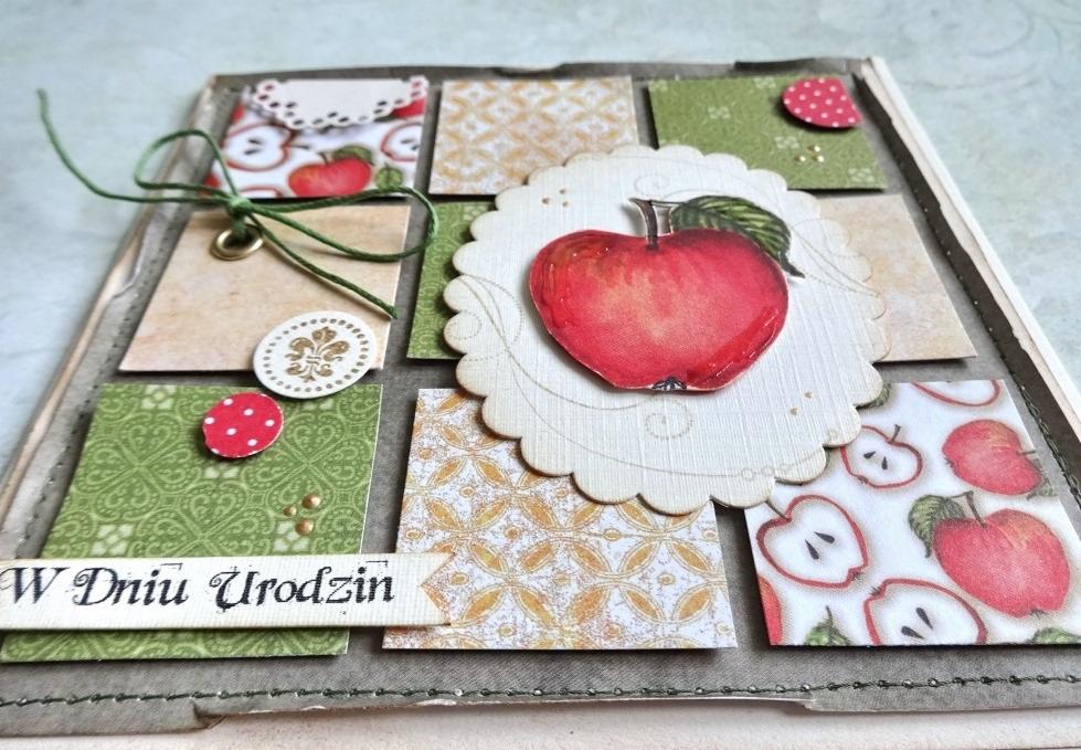 Ręcznie robiona kartka urodzinowa z motywem jabłek i napisem 'W Dniu Urodzin', utrzymana w ciepłej, rustykalnej stylistyce.