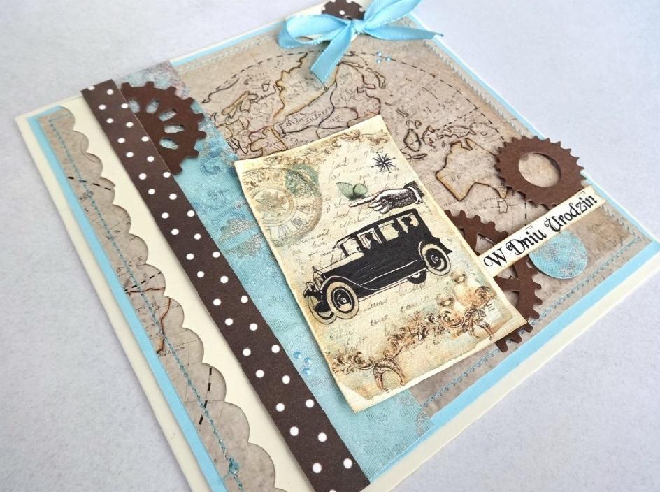 Ręcznie robiona kartka urodzinowa w stylu vintage z mapą świata, motywem samochodu i napisem 'W Dniu Urodzin', ozdobiona wstążką i elementami steampunk.
