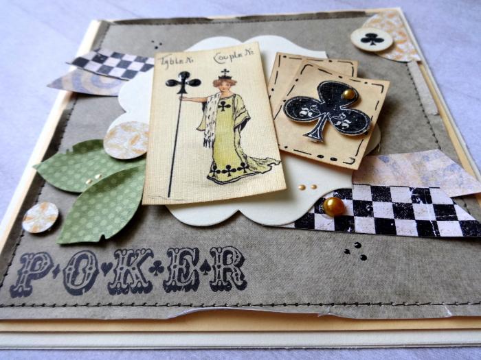 Ręcznie robiony kosz prezentowy z motywem pokerowym: karty, karo, trefl, pik. Dekoracyjne elementy, unikalny design, idealny na prezent dla miłośnika gier karcianych.