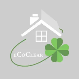 Graficzne logo firmy EcoClear przedstawiające uproszczony biały dom z kominem i oknem, zieloną czterolistną koniczynę oraz zieloną linię otaczającą nazwę firmy.