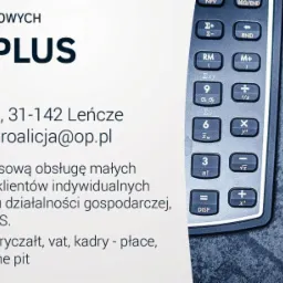 Wizytówka firmy z adresem i numerem telefonu, obok kalkulator i długopis na tablecie.