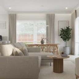 Jasny salon z beżową sofą narożną, drewnianym stołem i krzesłami, oraz roślinami w donicach, oświetlony naturalnym światłem wpadającym przez okna z żaluzjami.