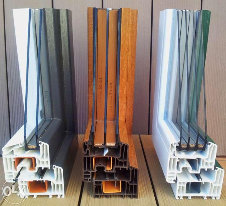 Przekroje poprzeczne trzech różnych typów okien: PCV białe, drewnopodobne oraz szare, prezentujące konstrukcję wielokomorową i szyby zespolone.