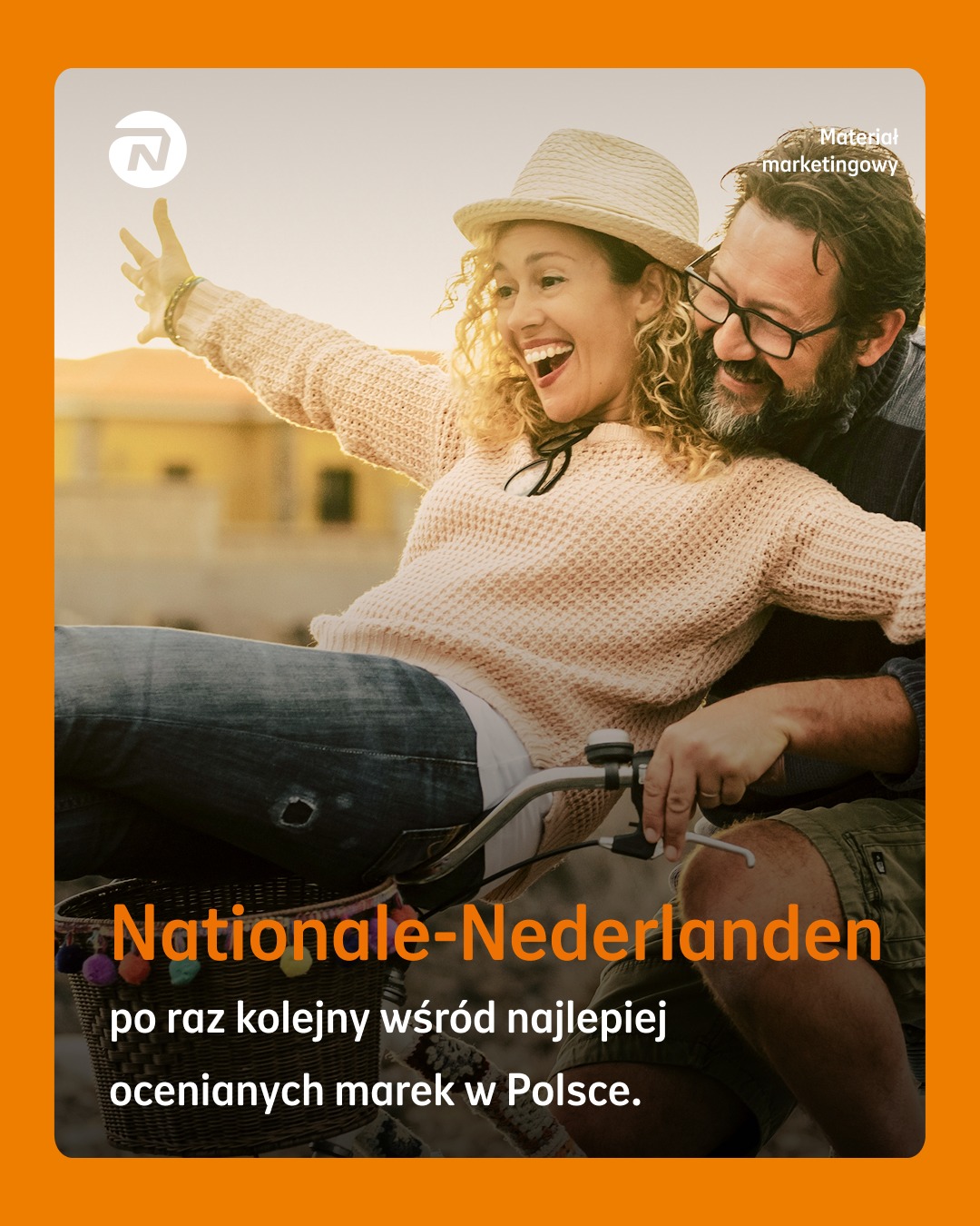 Uśmiechnięta para na rowerze z logo Nationale-Nederlanden, promująca markę jako jedną z najlepiej ocenianych w Polsce. Materiał marketingowy w ciepłej tonacji.
