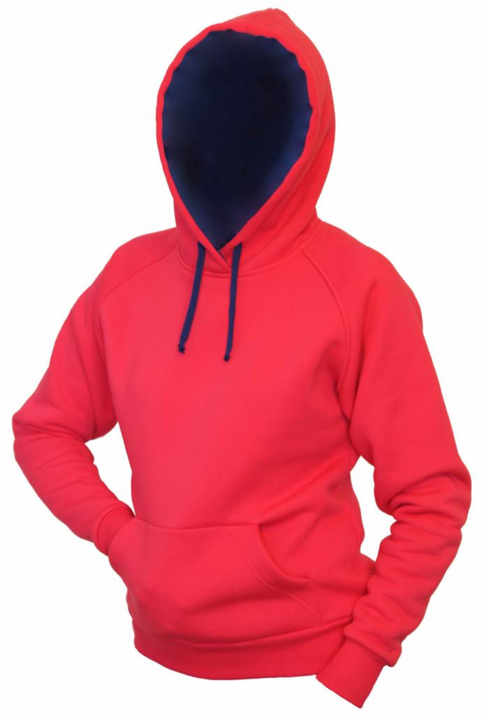 Czerwona bluza z kapturem i granatowym wnętrzem kaptura, widoczna na białym tle, z rękami w kieszeniach.