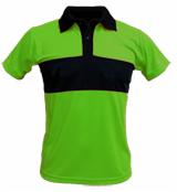 Jaskrawozielona koszulka polo z krótkim rękawem i czarnym karczkiem, widok z przodu na białym tle.