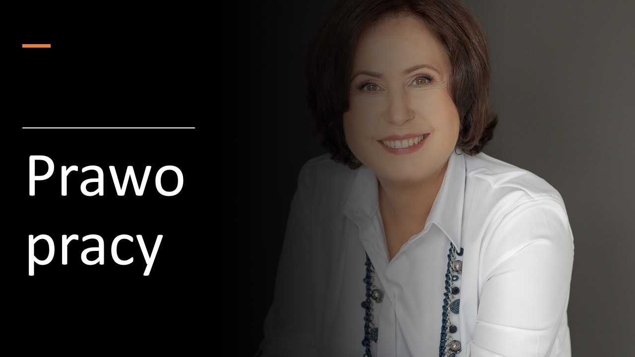 Portret uśmiechniętej kobiety w białej koszuli i naszyjniku, obok napis 'Prawo pracy' na czarnym tle.