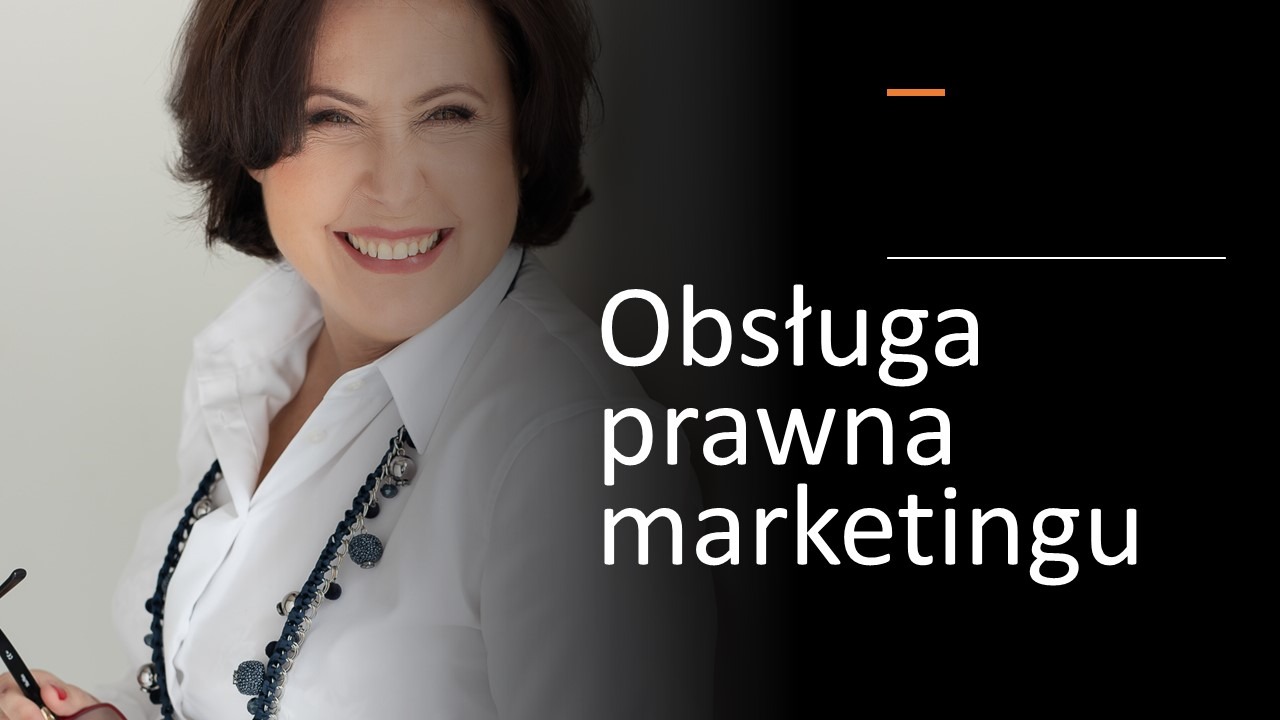 Portret uśmiechniętej kobiety w białej koszuli, z naszyjnikiem i okularami w ręku, z napisem 'Obsługa prawna marketingu' na czarnym tle.
