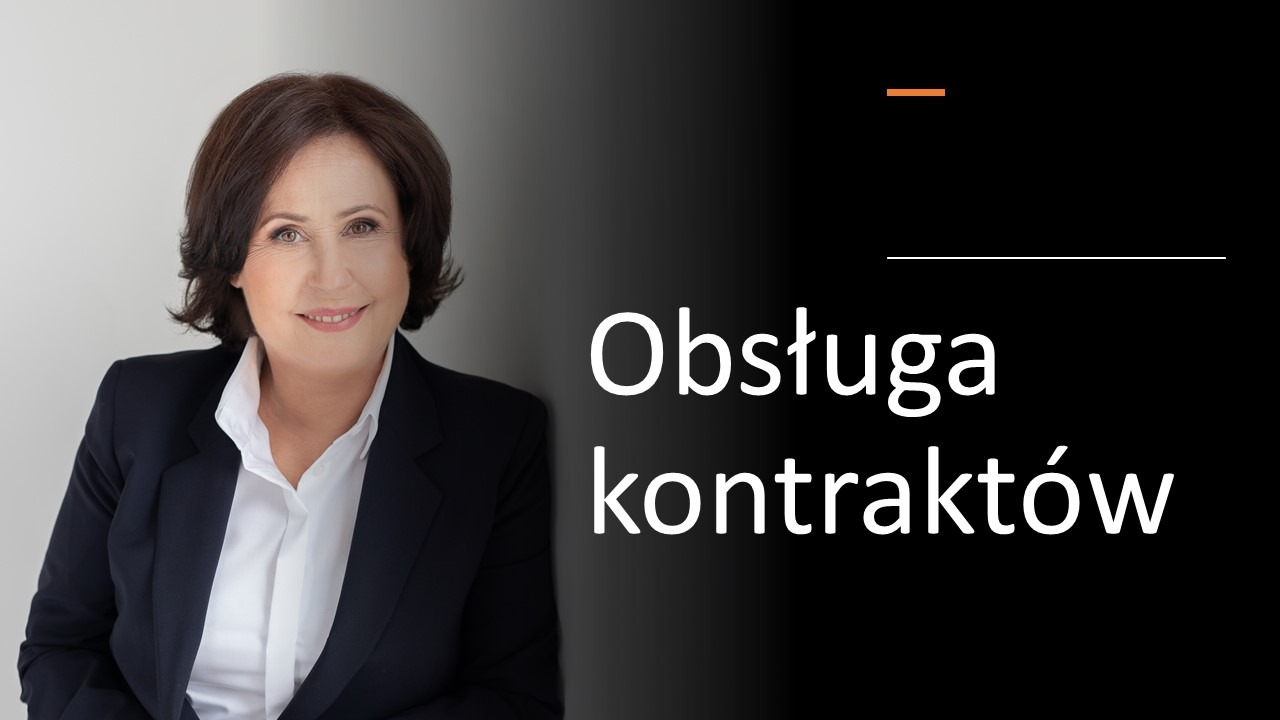 Portret uśmiechniętej kobiety w ciemnym garniturze, z napisem 'Obsługa kontraktów' na czarnym tle po prawej stronie.