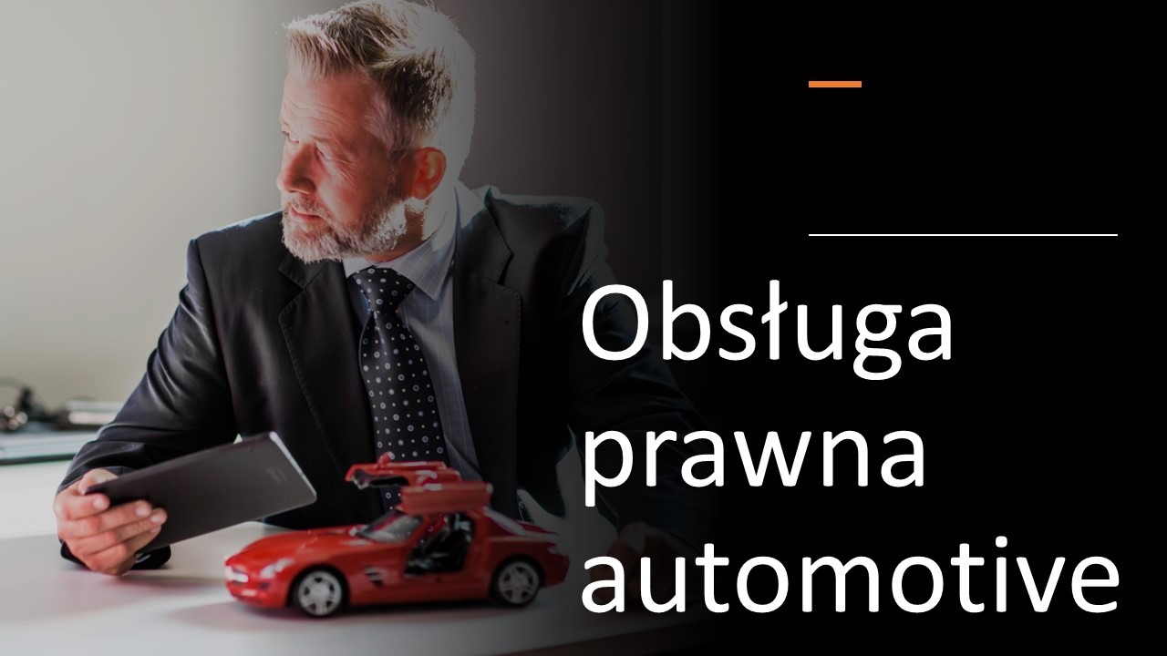 Mężczyzna w garniturze z tabletem, obok czerwony model samochodu z otwartymi drzwiami, prawdopodobnie reprezentujący obsługę prawną automotive.