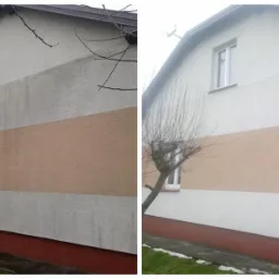 Porównanie stanu elewacji domu przed i po czyszczeniu, widoczne różnice w kolorze i usunięciu zabrudzeń, z fragmentem drzewa w kadrze.