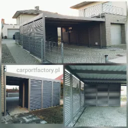 Nowoczesna wiata garażowa z szarymi, poziomymi panelami, przylegająca do domu z cegły, z widocznym fragmentem ogrodzenia.