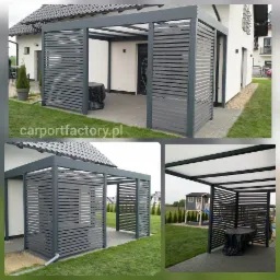 Nowoczesna, szara pergola z poziomymi listwami, przylegająca do białego domu z szarą dachówką, z widocznym fragmentem ogrodu